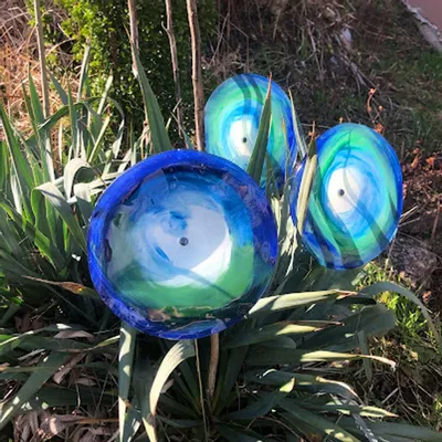 Décorations florales - Fleur en verre de grande taille pour l'extérieur de couleur bleu-vert foncé avec tige en acier inoxydable de 1 mètre - CARNEOL GLASS
