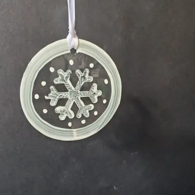 Autres décorations de Noël - Décoration en verre blanche peinte à la main en forme de flocon de neige - CARNEOL GLASS