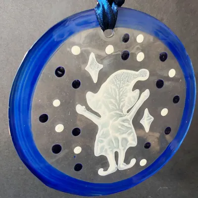 Autres décorations de Noël - Décoration en verre représentant un elfe debout peint à la main en bleu - CARNEOL GLASS