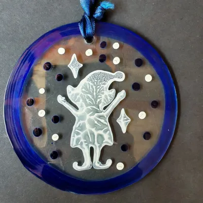 Autres décorations de Noël - Décoration en verre représentant un elfe debout peint à la main en bleu - CARNEOL GLASS