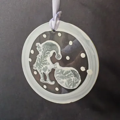 Other Christmas decorations - White hand-painted elf with bag glass ornament - CARNEOL GLASS