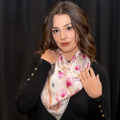 Foulards et écharpes - Foulard en soie Magnolia Grace 70x70 cm - RALUFINEART