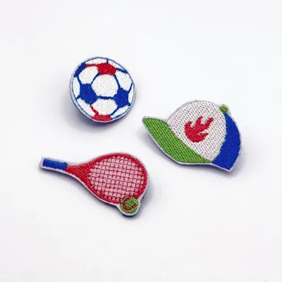 Cadeaux - Pin’s brodé Ballon de foot –  Un talisman d’équipe - PETIT POIRIER