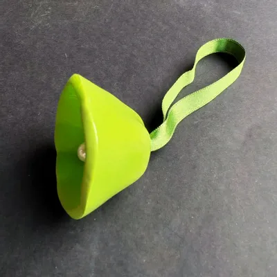 Autres décorations de Noël - Cloche en verre accrochée à un élégant ruban de couleur vert pomme - CARNEOL GLASS