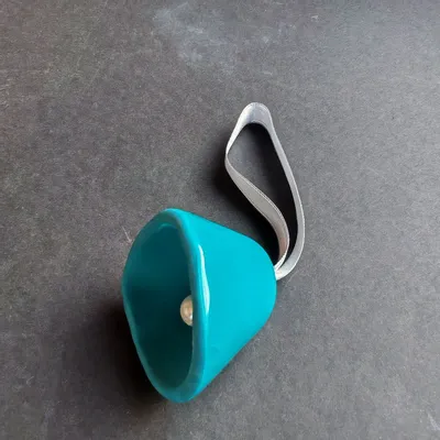 Autres décorations de Noël - Cloche en verre de grande taille sur un élégant cintre en ruban de couleur turquoise - CARNEOL GLASS