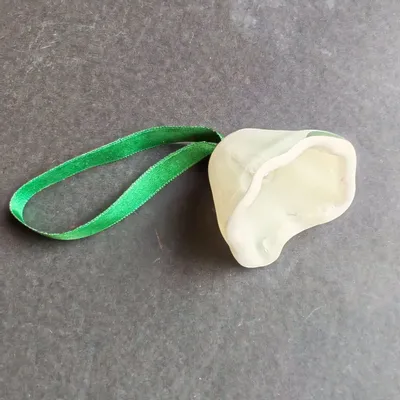 Other Christmas decorations - Large white glass bell on elegant ribbon hanger - CARNEOL GLASS