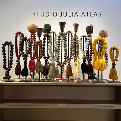 Sculptures, statuettes et miniatures - A Study Of Peace prayer bead collection. - STUDIO JULIA ATLAS
