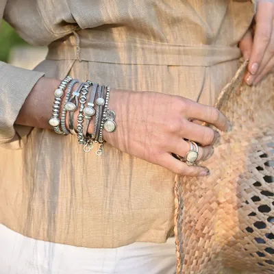 Bijoux - Ensemble de bracelets en cuir gris avec cabochons de couleur crème - QOSS B.V.