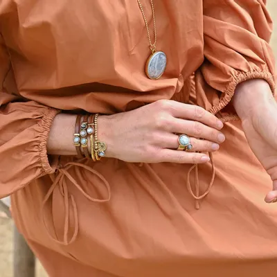 Bijoux - Ensemble de pièces en acier inoxydable doré avec cuir Braun et cabocho - QOSS B.V.