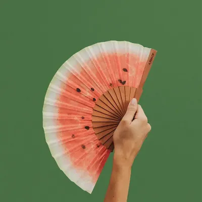 Prêt-à-porter - Éventail à main SUMMER FRUITS - 19 cm - Rouge, blanc et vert - A FAN OF