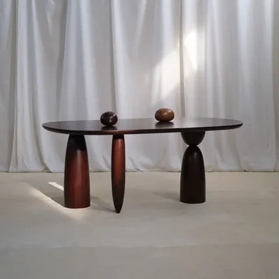 Bureaux - Mars, bureau en bois d’eucalyptus rouge sculpté à la main - ALTIN CHEZ CØR STUDIO