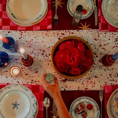 Nappes - Red and Pink Splatter Tablecloth - TWIZZELL