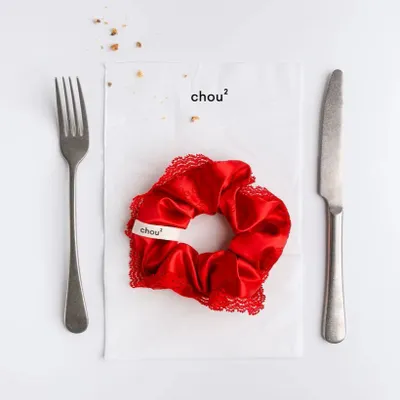 Élastiques & chouchous - Chouchou en satin rouge - bord dentelle - CHOU²