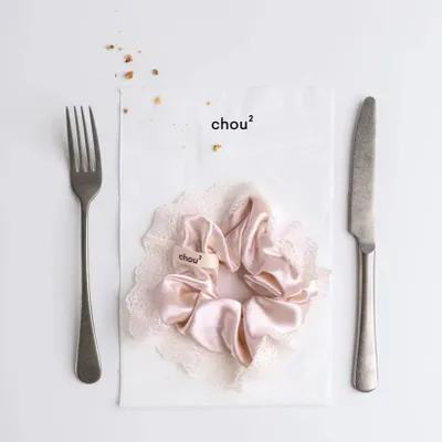 Élastiques & chouchous - Chouchou en satin rouge - bord dentelle - CHOU²