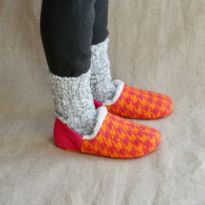Chaussettes - JAPAN MADE Reversible room shoes / Roving Houndstooth × Sheep Boa - MERIPPA