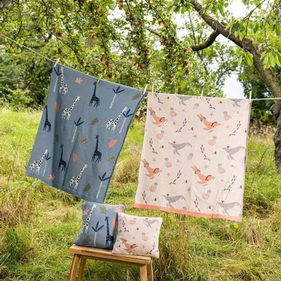 Children's bedrooms - Cushion cover and baby blanket WHALIO & GIRAFFE for children - TRANQUILLO