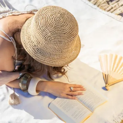 Hats - NATURAL RAFFIA BOB AND CAPS - TRAVAUX EN COURS...