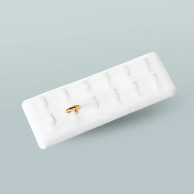 Cadeaux - Présentoir 12 bagues en gainé synthétique blanc - LAVAL 1878