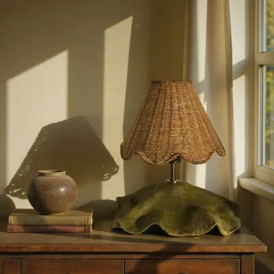 Lampes de bureau  - Lampe en rotin Verna avec base en céramique - LO-FI HOUSE