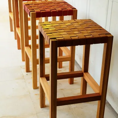 Sièges pour collectivités - Tabouret haut en bois avec cuir tressé. - SOL & LUNA