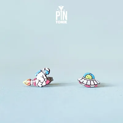 Bijoux - Boucles d'oreilles spatiales dépareillées - Puces d'oreilles astronaute et OVNI - Bijoux geek - PINTONIK