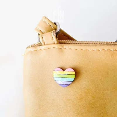 Bijoux - Broche cœurs arc-en-ciel pastel - Broche col - Badge en bois Saint-Valentin - PINTONIK