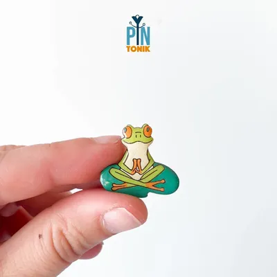 Bijoux - Broche grenouille de yoga zen - Accessoires en bois représentant une rainette aux yeux rouges - PINTONIK