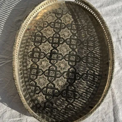 Plateaux - Grand plateau marocain ovale gravé sur pied 50x35 - OFFICE OBJETS