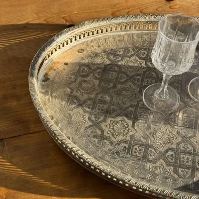 Plateaux - Grand plateau marocain ovale gravé sur pied 50x35 - OFFICE OBJETS