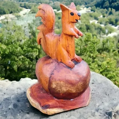 Pièces uniques - Ecureuil sculpté en bois de if - BOIS DE LION