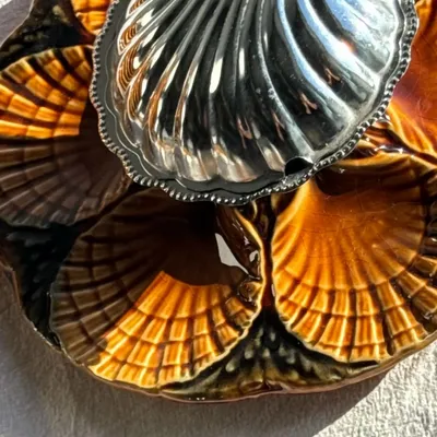 Assiettes de réception - Lot de 12 assiettes à huîtres ou coquillages en céramique brune vernis - OFFICE OBJETS