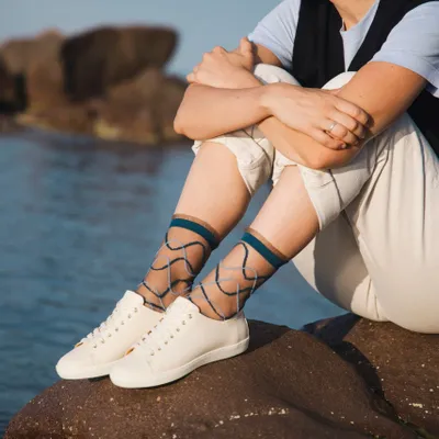 Cadeaux - Riflessi Bleue 39-41 : Chaussettes transparentes à courbes femme - ATELIER ST EUSTACHE