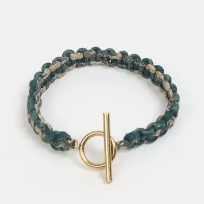 Bracelets - Bracelets en tissu recyclé : macramé, breloques et pompons en sari - I WAS A SARI