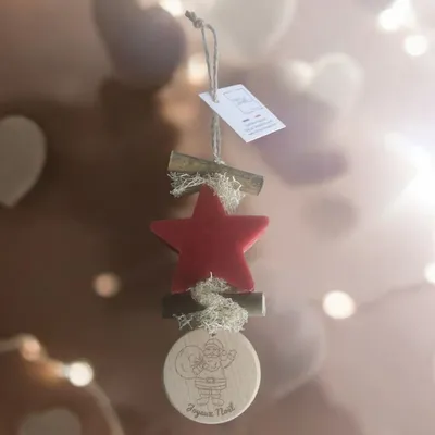 Savons - Tresse 1 Savon Etoile Fruit Rouge avec Rond Bois Gravé "Père Noël Debout" - FABRIQUE LOMAELLE