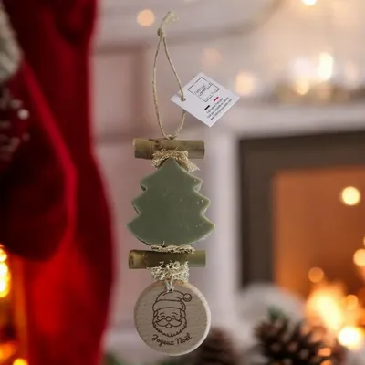 Savons - Tresse 1 Sapin Vert Parfum Cèdre avec Rond Bois Gravé "Tête de Père Noël" - FABRIQUE LOMAELLE