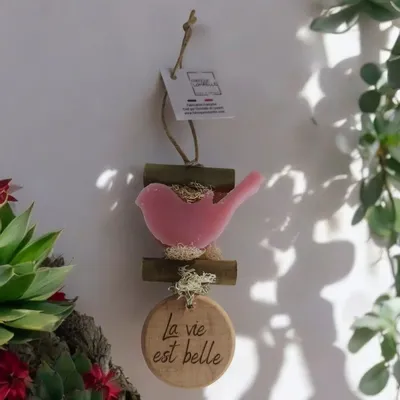 Savons - Tresse 1 Savon Oiseau Rose avec Rond Bois "La Vie est Belle" - FABRIQUE LOMAELLE