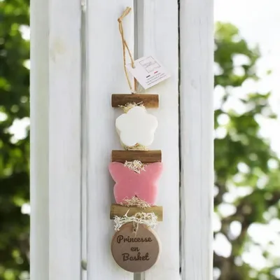 Savons - Tresse 1 Savon Fleur Bergamotte 1 Savon Papillon Rose avec un rond bois "Princesse en Basket" - FABRIQUE LOMAELLE