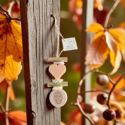 Savons - Tresse 1 Savon Cœur Fleur d'Oranger avec Rond bois Gravé "Tête de Mort Mexicaine" - FABRIQUE LOMAELLE