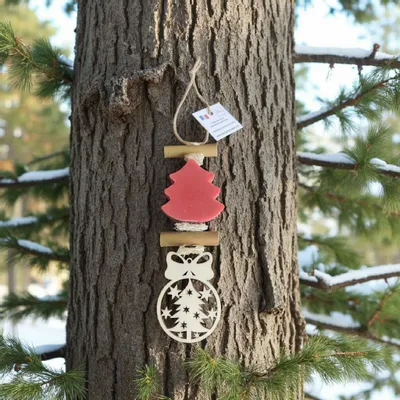 Savons - Tresse 1 Savon en forme de sapin rouge parfumé fruit rouge avec "une boule de noël découpée " - FABRIQUE LOMAELLE