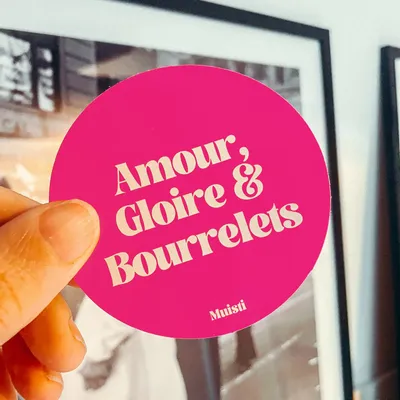 Carterie - Sticker - Amour, gloire & bourrelets – 8cm - MUISTI