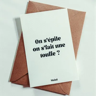 Carterie - Carte postale message - On s'épile on se fait une touffe ? – Format 10x15cm - MUISTI