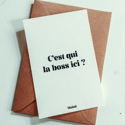 Carterie - Carte postale message - C'est qui la boss ici ? – Format 10x15cm - MUISTI