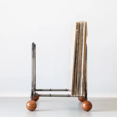 Etagères - Porte-disques en vinyle avec pieds sphériques en bois - DESIGN ATELIER ARTICLE