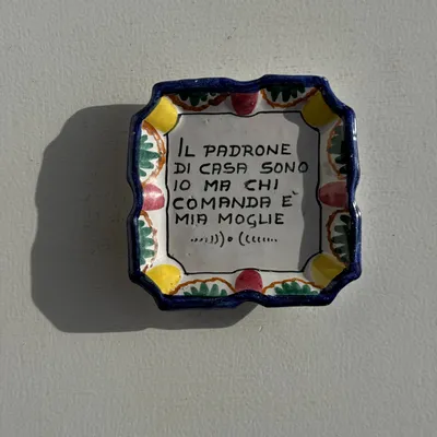 Decorative objects - Small Italian ashtray: il padrone di casa sono io ma chi comanda e m - OFFICE OBJETS