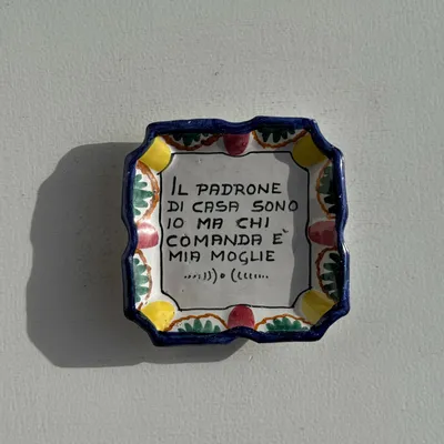 Decorative objects - Small Italian ashtray: il padrone di casa sono io ma chi comanda e m - OFFICE OBJETS