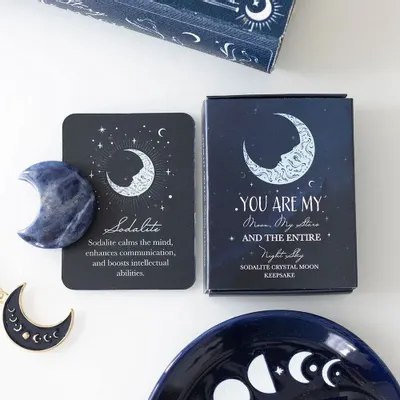 Ornements - Pierre souvenir en cristal de sodalite en forme de lune, dans une boîte - SOMETHING DIFFERENT WHOLESALE