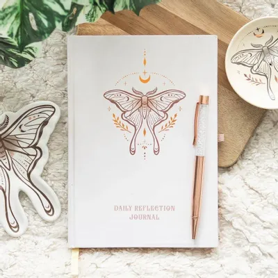 Papeterie - Journal de réflexions quotidiennes Luna Moth et stylo en cristal de quartz clair - SOMETHING DIFFERENT WHOLESALE