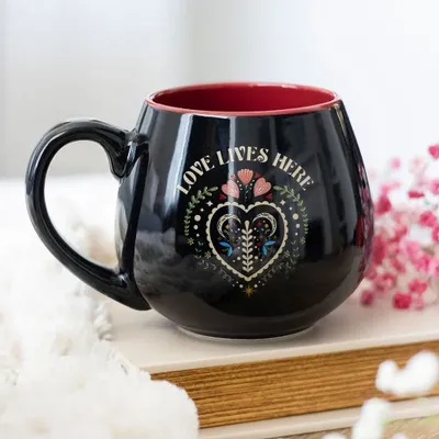 Tasses et mugs - Mug rond « Love Lives Here » Folk Heart - SOMETHING DIFFERENT WHOLESALE