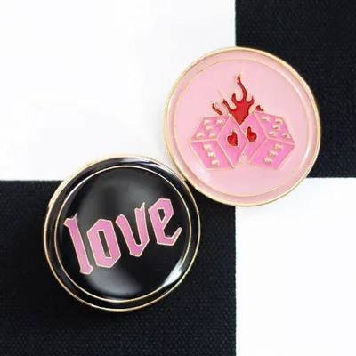 Bijoux - Ensemble de badges Flaming Dice et Love - SOMETHING DIFFERENT WHOLESALE