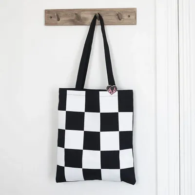 Sacs et cartables - Sac fourre-tout en polycoton à motif damier avec badge en forme de cœur émaillé - SOMETHING DIFFERENT WHOLESALE